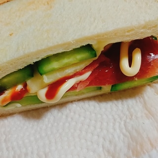 生ハム　きゅうり　ゴーダチーズのサンドイッチ